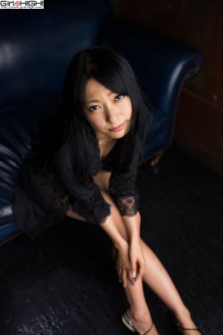 在椅子上放一根很光滑的木棍